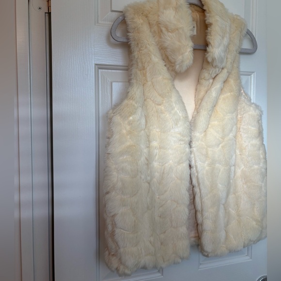 Super soft luxurious Faux Fur vest in French Vanilla size M - Picture 9 of 10